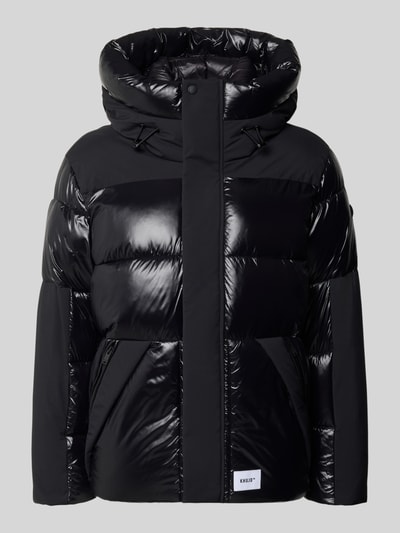 Produktfoto, Jacke mit Kapuze und Label-Patch Modell 'ALST2' von khujo in Schwarz, glänzende und matte Oberflächen, sichtbarer Reiß- und Druckknopfverschluss, Kapuze mit Tunnelzug und Kordelstoppern, seitliche Reißverschlusstaschen, gerader Schnitt, strukturierte Textur