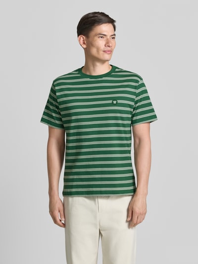 Męski t-shirt Relaxed Fit T-Shirt mit Logo-Stitching Modell 'Easton' von Wood Wood z bawełny, wyhaftowane logo, okrągły dekolt, długość tyłu 71 cm w rozmiarze M, widok całej sylwetki z przodu