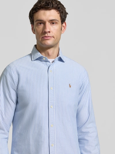 Mężczyzna nosi Regular Fit Freizeithemd aus reiner Baumwolle od Polo Ralph Lauren, jasnoniebieskie paski, przybliżenie górnej części ciała.