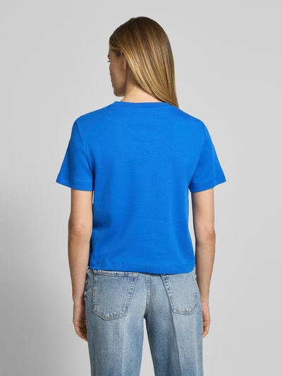 Frauenmodel trägt Regular Fit T-Shirt aus reiner Baumwolle von s.Oliver RED LABEL in Unifarbe Blau, Jersey, Rückansicht Ganzkörperansicht.