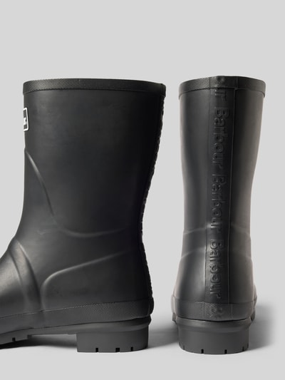 Productfoto, zwarte Dames laars met label in reliëf, Barbour Stiefel met Label-Prägung model 'Welly' van Barbour, gladde textuur