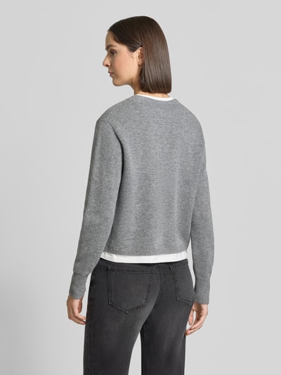 Frauenmodel trägt Relaxed Fit Strickpullover mit Woll-Anteil von Oui, grauer Material-Mix, gerippte Abschlüsse, Ganzkörperansicht Rückansicht.