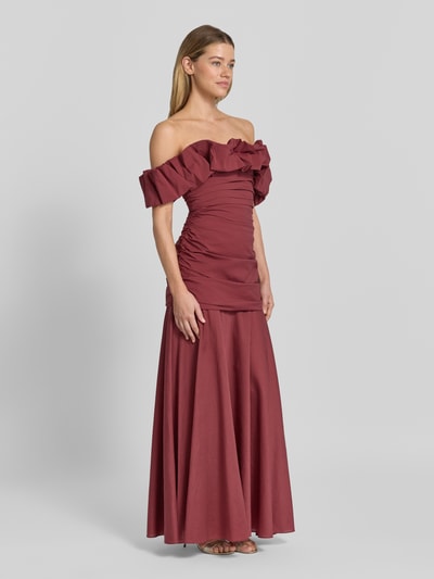 Vrouwenmodel draagt maxi-jurk im Off-Shoulder-Look met draperingen van Jake*s Cocktail, katoenmix met stretch, recht model, ruglengte maat 36: 132 cm, borstwijdte 34 cm, ritssluiting, kleur wijnrood, gladde stof, geheel lichaamsaanzicht van voren.