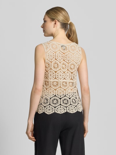 Modelka kobieta ma na sobie Regular Fit Blusentop aus Baumwoll-Mix Model 'ELSA' od Vero Moda, jasny beż, ażurowa tekstura, widok z tyłu, krój regular fit, materiał bawełniany, bez rękawów. Ganzkörperansicht Rückansicht.