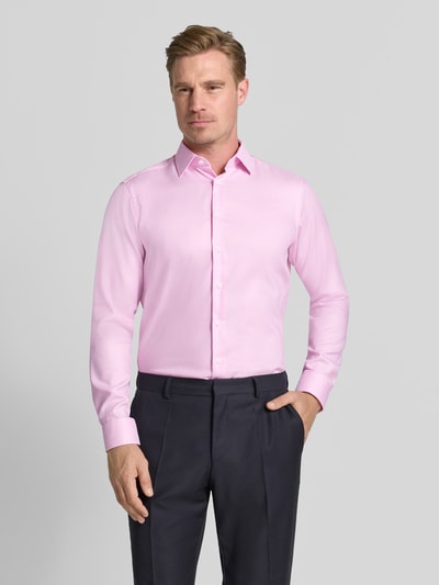 Männermodel trägt Regular Fit Business-Hemd mit Strukturmuster und Kentkragen von Christian Berg Men, rosa Stoff, Nahaufnahme Oberkörper. Baumwolle, Kentkragen, lange Ärmel.