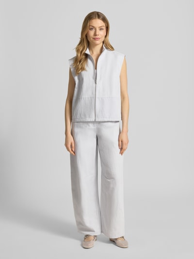 Kobiece model prezentuje Relaxed Fit Weset mit Stehkragen Modell 'KAILA' von Samsøe Samsøe, mieszanka bawełny i lnu, kolor jasnoszary, zamek błyskawiczny, długość tyłu w rozmiarze S 57 cm, szerokość ramion w rozmiarze S 47 cm, szerokość klatki piersiowej w rozmiarze S 52 cm, tekstura gładka, prosty krój, widok całej sylwetki z przodu.