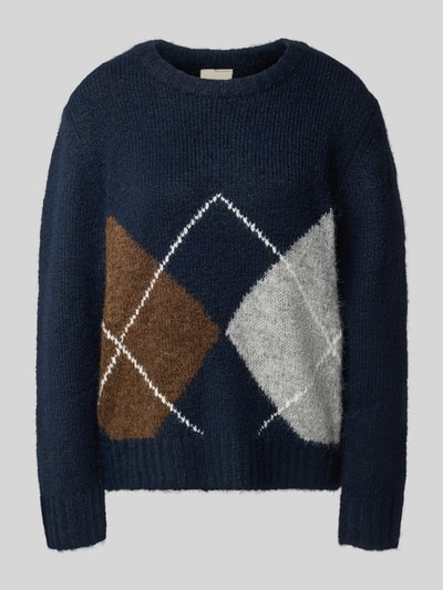 Produktfoto, Strickpullover mit Woll-Anteil und Rundhalsausschnitt von ICHI im Regular Fit, braun-graue Rauten auf dunkelblau, Material-Mix, Modell BAYANA