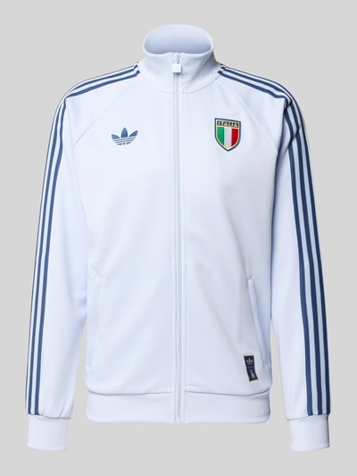 Produktfoto, Regular Fit Trainingsjacke mit Baumwoll-Anteil Modell 'AERBLU' von adidas Originals in Weiß mit Kontraststreifen, Logo-Stitching und Italia-Plott, Sweat-Material, Reißverschluss, Stehkragen, unifarben, Raglanärmel, gerippte Abschlüsse, seitliche Eingrifftaschen.