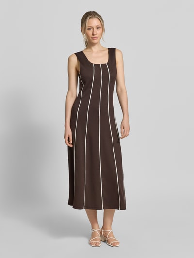 Frauenmodel trägt Midikleid aus Viskose-Mix mit Karree-Ausschnitt von Christian Berg Woman Selection, A-Linie, Allover-Look, Ganzkörperansicht von vorne.