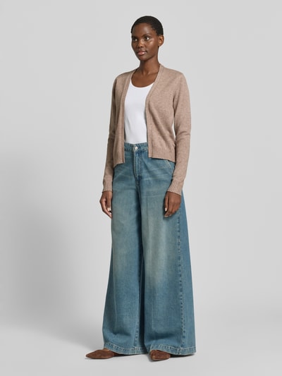 Frauenmodel trägt Cardigan aus Viskose-Mix mit offener Front Modell 'VIRIL' von Vila in Beige, gerader Schnitt, gerippte Abschlüsse, Ganzkörperansicht von vorne.