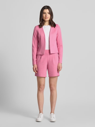 Frauenmodel trägt Slim Fit Blazer in offener Passform Modell 'KATE' von ICHI aus Material-Mix mit Viskose-Anteil in Rosa, Ganzkörperansicht von vorne. Rückenlänge bei Größe S: 54 cm, Brustweite: 46 cm, Ärmellänge: 64 cm.