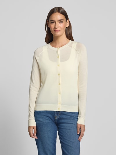 Frauenmodel trägt Relaxed-Fit Strickjacke aus reiner Schurwolle Modell 'FONAMI' von BOSS in Creme, feine Strickstruktur, Damen, Ganzkörperansicht von vorne.