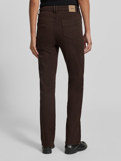 Frauenmodel trägt dunkelbraune Straight Fit Jeans aus Baumwoll-Mix Modell 'CAROLOA' von Brax, Damen Straight Fit Jeans, Ganzkörperansicht Rückansicht.
