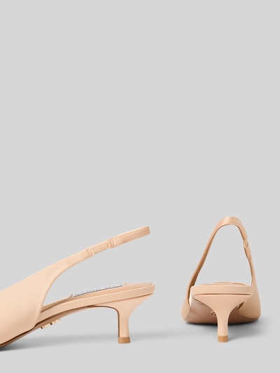 Produktfoto, Pumps mit strukturierter Sohle Modell 'Kari' von Steve Madden in beiger Farbe, spitze Form, elastischer Einsatz, 6 cm Absatzhöhe, 5 cm Schaftweite