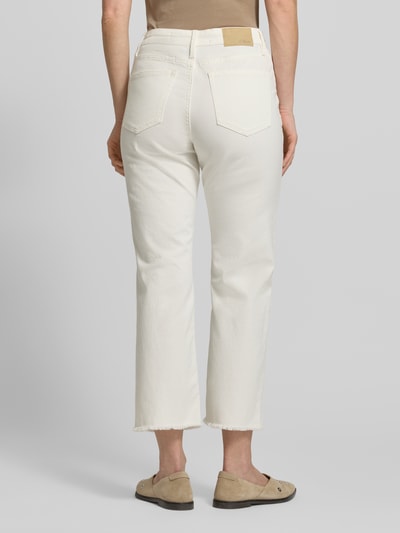 Kobiece modelka nosi Straight Fit Jeans aus Baumwoll-Mix Modell 'KAROLIN' od s.Oliver RED LABEL, jednolity kolor, denim, widok całej sylwetki z tyłu