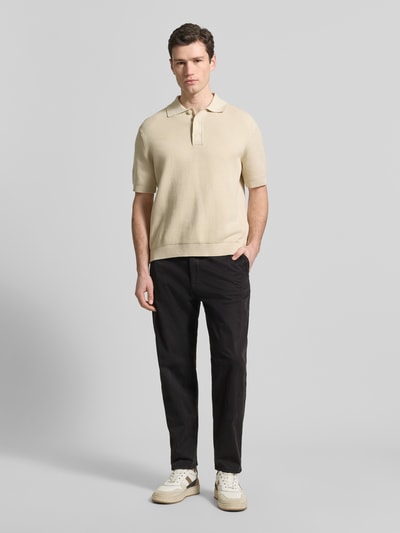 Männermodel trägt Chino mit Eingrifftaschen Modell 'PEPE' von Casual Friday in zwart, regular fit, knoop- en ritssluiting, steek- en achterzakken, bandwijdte maat 32/32: 44 cm, binnenbeenlengte maat 32/32: 72 cm. Ganzkörperansicht von vorne.