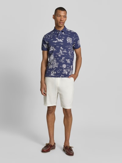 Męski model nosi Regular Fit Poloshirt aus reiner Baumwolle von Polo Ralph Lauren, efekt: wzór na całej powierzchni, krój regular fit, wzór: morski nadruk polo bear, wyhaftowane logo, kołnierzyk polo, krótki rękaw z prążkowanym zakończeniem, materiał: bawełna, całopostaciowy widok z przodu.
