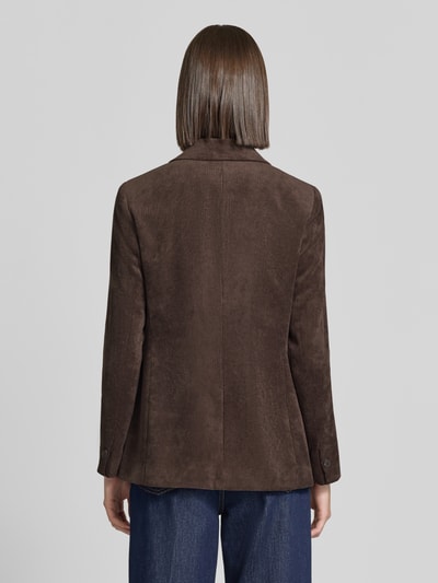 Frauenmodel trägt Regular Fit Blazer in Cord-Optik von COMMA, braun, strukturierte Oberfläche mit Reverskragen, Ganzkörperansicht Rückansicht.