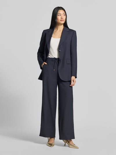 Frauenmodel trägt Wide Leg Stoffhose aus reiner Schurwolle Modell 'MSTCRISMA' von Max Mara, unifarben, Seitentaschen, Ganzkörperansicht von vorne.
