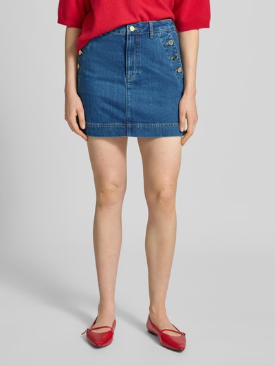 Kobiece model nosi Jeansrock aus Baumwolle mit Knöpfen od Gant, spódnica jeansowa, bawełna, prosty krój, spódnica mini, guziki, szerokość w rozmiarze 36: 37 cm, całkowita długość w rozmiarze 36: 41 cm, zdjęcie całej sylwetki z przodu.