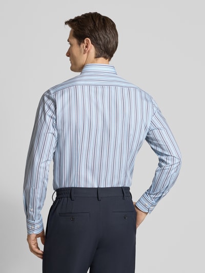 Männermodel trägt Regular Fit Business-Hemd mit Streifenmuster und Kentkragen von OLYMP, reine Baumwolle, Rückenlänge 83 cm, Ganzkörperansicht Rückansicht