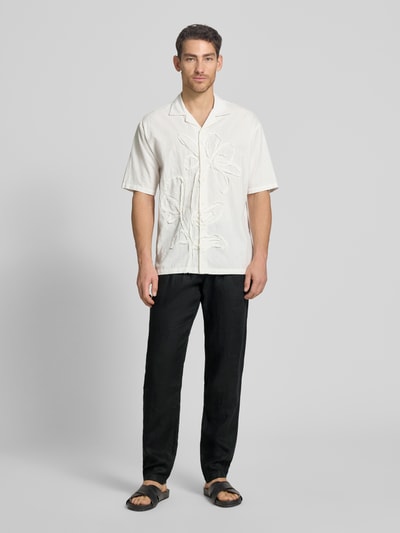 Männermodel trägt Tapered Leinenhose mit Gürtelschlaufen Modell 'OSBY JOGGER' von Marc O'Polo, Unifarben, Bundfalte, Material: Leinen, Ganzkörperansicht von vorne.