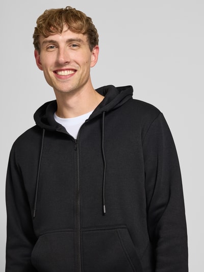 Männermodel trägt Regular Fit Sweatjacke aus Baumwoll-Mix Modell 'BRADLEY' von JACK & JONES, Schwarz, Nahaufnahme Oberkörper