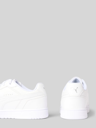 Produktfoto, sneakersy z zaokrąglonym kształtem, wiązaniem i detalami z logo, model 'Caven III' od PUMA, profilowana podeszwa, wysokość obcasa: 3 cm, wysokość cholewki: 8 cm, szerokość w rozmiarze 44: 6 cm, kolor biały, wyraźna faktura materiału.