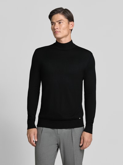 Mannenmodel draagt Rollkragenpullover mit Viskose-Anteil van MARKUP, recht model, col, ribboorden, ruglengte maat M 67 cm, mouwlengte maat M 49 cm, zwart, Ganzkörperansicht von vorne.