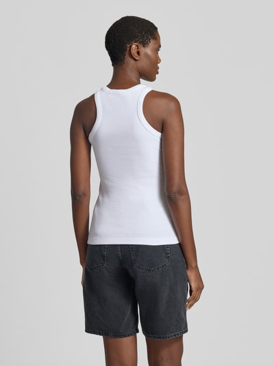 Frauenmodel trägt Slim Fit Tank Top aus Baumwoll-Mix Modell 'KANITAA' von Armedangels, Optik: Unifarben, Feinripp, Ganzkörperansicht Rückansicht.