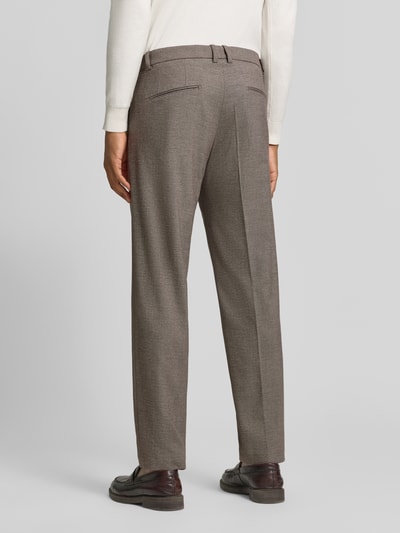 Männermodel trägt Anzughose mit Bügelfalten Modell 'Salto' von CINQUE in Braun, fein strukturiertes Material, Slim Fit, Ganzkörperansicht Rückansicht.