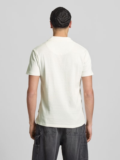 Męski model nosi Regular Fit Polo-Shirt mit Strukturmuster Modell 'Heskild' von Blend z bawełny, krótki rękaw, kołnierzyk polo, widok całych pleców.
