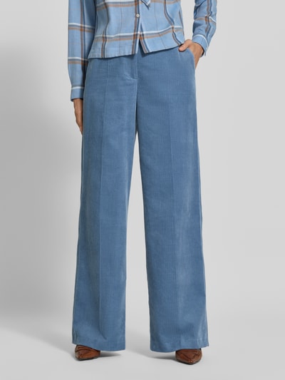 Frauenmodel trägt Relaxed Fit Anzughose aus Cord von Christian Berg Woman Selection in Hellblau, mit Eingrifftaschen, Vorderansicht, Damen Anzughose Kontext