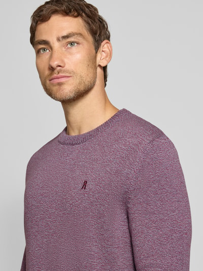 Männermodel trägt Regular Fit Pullover aus reiner Baumwolle Modell 'ALVAARIO' von ARMEDANGELS, strukturiertes Material in Violett, Nahaufnahme Oberkörper.