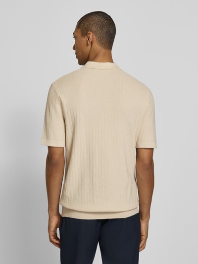 Mężczyzna nosi Regular Fit Poloshirt aus reiner Baumwolle Modell 'CRAN' von SELECTED HOMME, beżowy, strukturalna dzianina, krój regular fit, krótki rękaw, zakończenia i kołnierzyk ściągacz, widok całej sylwetki z tyłu.