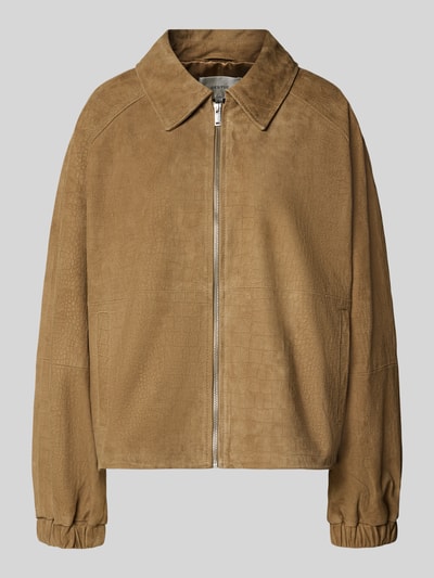 Produktfoto, Lederjacke aus Ziegenvelours mit Eingrifftaschen Modell 'estelle' von Gestuz, brązowa skóra kozia welurowa, krój relaxed fit, wykładany kołnierz, zamek błyskawiczny, tekstura skóry, wpuszczane kieszenie