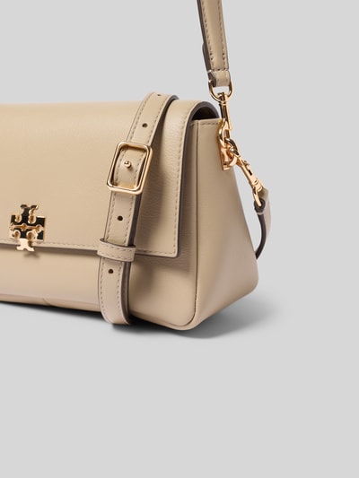 Produktfoto, Shoulder Bag mit Logo-Detail von Tory Burch in Beige mit abnehmbarem Schulterriemen und Magnetverschluss, feine Lederstruktur, Hauptfach mit Überschlag, Innenfach mit Reißverschluss, Breite 24 cm, Länge 12 cm, Tiefe 8 cm.