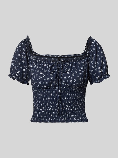Produktfoto, Slim Fit Blusentop mit Allover-Muster Modell 'HILLARY' von Only, florale Optik, Cropped-Länge, dunkelblau mit feinem weißen Blumen-Muster, Henley-Ausschnitt, Kurzarm mit gerafftem Ärmelabschluss, fein strukturierte Textur