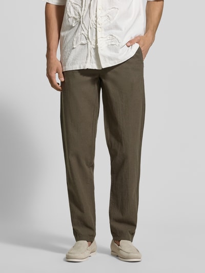 Männermodel trägt Hose aus Leinen-Baumwoll-Mix mit elastischem Bund von Lindbergh, Regular-Fit, Eingrifftaschen, Nahaufnahme Unterkörper.
