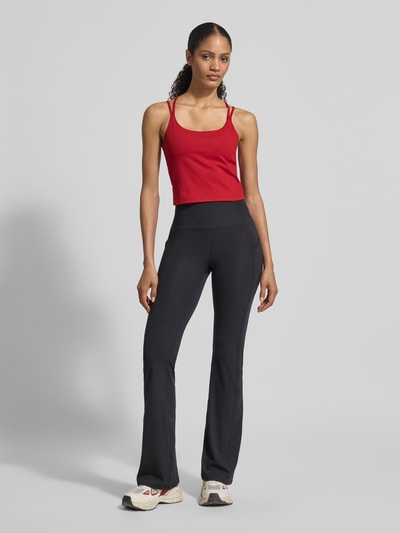 Frauenmodel trägt Cropped Trägertop mit integriertem BH Modell 'PRINCIPLE' von Fabletics aus Material-Mix mit Stretch-Anteil, Ganzkörperansicht von vorne.