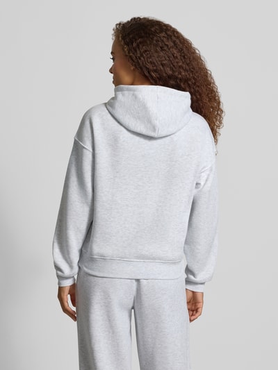 Frauenmodel trägt Regular Fit Hoodie aus mieszanka bawełny model 'BEST' von ONLY, kolor szary, gładka tekstura, Ganzkörperansicht Rückansicht. Bluza z kapturem damska ONLY
