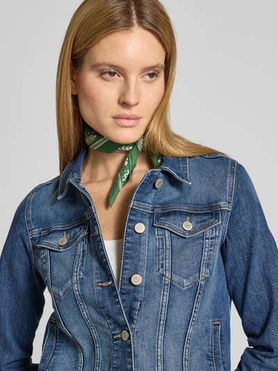 Kobiece modelka nosi Kurtka jeansowa z wykładanym kołnierzem od Christian Berg Woman, mieszanka bawełny z dodatkiem streczu, taliowany krój, imitacja denimu, listwa guzikowa, wpuszczane kieszenie, kieszenie na piersi zapinane na guziki; widok na górną część ciała z przodu