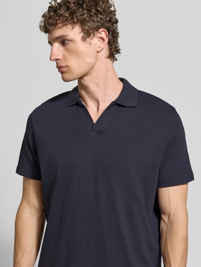 Männermodel trägt Slim Fit Poloshirt mit V-Ausschnitt von MCNEAL aus Reine Baumwolle in Dunkelblau, Nahaufnahme Oberkörper. Rückenlänge bei Größe M: 68 cm.