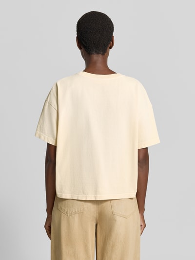 Frauenmodel trägt T-Shirt mit Rundhalsausschnitt Modell 'AFOMA' von American Vintage, reine Baumwolle, Boxy Fit, Rückansicht.