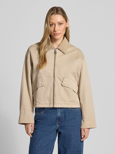 Kobiece model prezentuje Oversized Bomberjacke aus reiner Baumwolle von Marc O'Polo, efekt: jednolity kolor, krój oversized, zamek błyskawiczny, naszywka z logo, rękawy długi rękaw z mankietami, dół z tunelem, kieszenie z patką, wykończenie materiału: splot twill, materiał: bawełna, widok całego ciała z przodu.