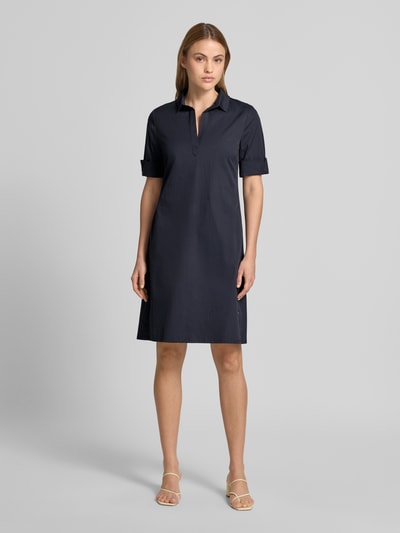 Frauenmodel trägt Hemdblusenkleid mit V-Ausschnitt von ROBE LÉGÈRE aus Baumwoll-Mix, Gerader-Schnitt, Minikleid, Dunkelblau, Ganzkörperansicht von vorne.