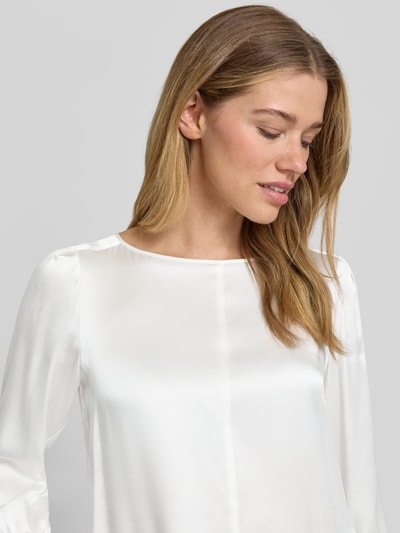 Vrouwenmodel draagt Blusenshirt uit zijde met 3/4-mouw van Marc Cain, zuiver zijde, regular fit, ronde hals, nahaufnahme bovenlichaam.