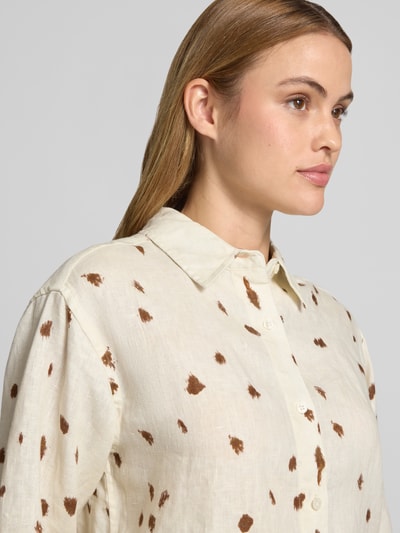 Modelka kobieca nosi Regular Fit Leinenbluse im Allover-Look Modell 'LOVES' od Samsøe Samsøe, czysta len, kremowy materiał w brązowe wzory, kontekst: damska lniana bluzka, krój regular fit, długość tyłu w rozmiarze S: 72 cm, długość rękawa: 58 cm, zbliżenie na górną część ciała z przodu.
