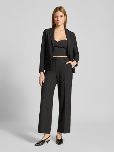 Vrouwenmodel draagt Wide Leg stoffen broek met persplooien van s.Oliver BLACK LABEL, effen look, riemlussen, steekzakken, boord elastisch, sluiting haak en ritssluiting, zijaanzicht hele lichaam.