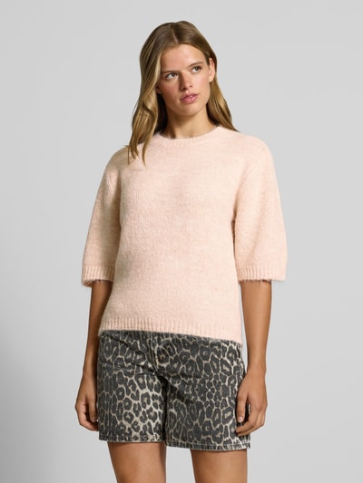 Vrouwenmodel draagt pullover met 1/2-mouwen Model 'SUTTON' van NOISY MAY®, materiaalmix met wol, regular fit, ronde hals, ruglengte maat S 56 cm, mouwlengte maat S 33 cm, lichtroze en zachte textuur, ganzebody vooraanzicht.